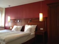 Ein Bett oder Betten in einem Zimmer der Unterkunft AKZENT Hotel Berg's Alte Bauernschänke- Wellness und Wein