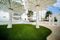 A garden outside Ocean Garden Suite 004 con vistas al mar