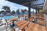 Bazén v ubytovaní Hotel Parentium Plava Laguna alebo v jeho blízkosti