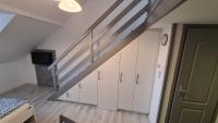 Televízia a/alebo spoločenská miestnosť v ubytovaní Gyulai-fürdő-apartman II.