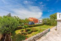 Vonkajšia záhrada v ubytovaní Apartment in Novi Vinodolski 15435