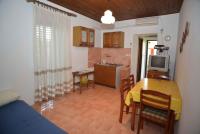 Kuchyňa alebo kuchynka v ubytovaní Apartment Kukljica 3
