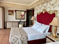 Postel nebo postele na pokoji v ubytování LAUR HOTELS Experience & Elegance