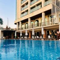 Bazén v ubytování LAUR HOTELS Experience & Elegance nebo v jeho okolí