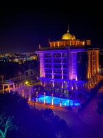 Bazén v ubytování LAUR HOTELS Experience & Elegance nebo v jeho okolí