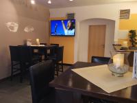 Televízia a/alebo spoločenská miestnosť v ubytovaní Stadthotel Hauser Eck