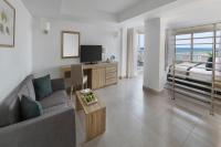 TV a/nebo společenská místnost v ubytování JAZ Elite Casa Del Mar Beach