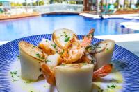 アラカジュにあるVidam Hotel Aracaju - Transamerica Collectionのエビとプールが描かれた青い皿