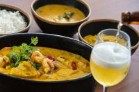 アラカジュにあるVidam Hotel Aracaju - Transamerica Collectionのチキンカレー一杯とビール一杯