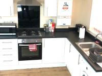 Kuchyň nebo kuchyňský kout v ubytování Lt Properties Luton town centre studio Tv Netflix Ground Floor 2