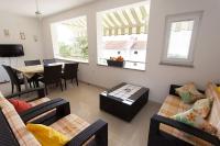 Telewizja i/lub zestaw kina domowego w obiekcie Large Terrace Apartment in Omisalj 3623-3