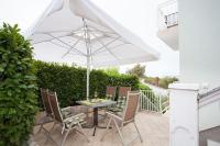 Balkon lub taras w obiekcie Large Terrace Apartment in Omisalj 3623-3