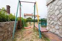 Plac zabaw dla dzieci w obiekcie Large Terrace Apartment in Omisalj 3623-3