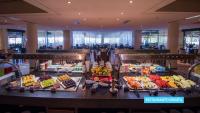 een buffet met fruit en groenten bij Vila Galé Cabo - All Inclusive in Cabo de Santo Agostinho