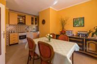 Kuchyňa alebo kuchynka v ubytovaní Three-Bedroom Apartment in Crikvenica XII