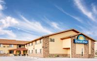 un hotel con un cartel que lee los días posada en Days Inn by Wyndham Fort Dodge, en Fort Dodge