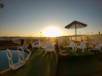 O pôr ou nascer do sol visto do hostel ou dos arredores