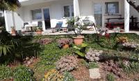 Vonkajšia záhrada v ubytovaní Apartments Summer Bloom