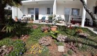 Vonkajšia záhrada v ubytovaní Apartments Summer Bloom