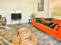 TV a/nebo společenská místnost v ubytování Fantastic modern vacation home with views
