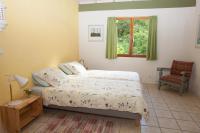 Un ou plusieurs lits dans un hébergement de l&#39;établissement Romantic cottage in the Ardeche with free WiFi and TV