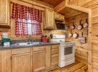 Bucky's Bungalow, Hot Tub, 1089 of FREE Attraction tickets for each paid day, Dollywood and More!にあるキッチンまたは簡易キッチン