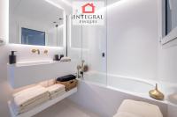 A bathroom at Palamós Moonlight Apartment