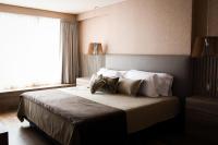 Un dormitorio con una cama con almohadas y una ventana. en Hotel Cálido Termal, en Termas de Río Hondo
