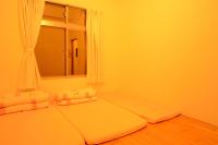 two beds in a room with a window at Alishan Fenqihu Green Land Homestay in Guanghua