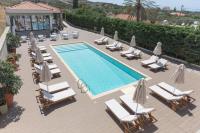 Vaade basseinile majutusasutuses Elafonisos Resort v&otilde;i selle l&auml;hedal