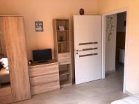 TV a/nebo společenská místnost v ubytování Adél Apartman