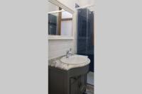 A bathroom at Piso modernista en casco histórico con garaje