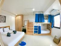 Postel nebo postele na pokoji v ubytování The Rock Samui Poshtel Lamai Beach