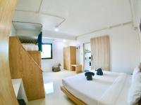 Postel nebo postele na pokoji v ubytování The Rock Samui Poshtel Lamai Beach