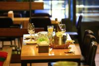 un tavolo con una bottiglia di vino e dei bicchieri sopra di Nine Valley Park a Boeun