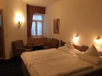 Ein Bett oder Betten in einem Zimmer der Unterkunft AKZENT Hotel Berg's Alte Bauernschänke- Wellness und Wein