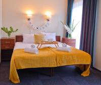 Un dormitorio con una cama con dos toallas encima. en Hotel Przy Solankach, en Grudziądz