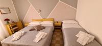 Łóżko lub łóżka w pokoju w obiekcie Hotel Astoria