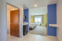 Ein Bett oder Betten in einem Zimmer der Unterkunft Holiday Inn Express Hotel &amp; Suites Gulf Shores by IHG