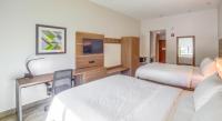 Ein Bett oder Betten in einem Zimmer der Unterkunft Holiday Inn Express Hotel &amp; Suites Gulf Shores by IHG