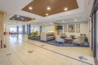 Ein Sitzbereich in der Unterkunft Holiday Inn Express Hotel &amp; Suites Gulf Shores by IHG
