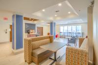 Ein Sitzbereich in der Unterkunft Holiday Inn Express Hotel &amp; Suites Gulf Shores by IHG