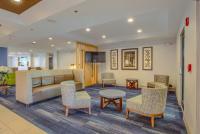 Ein Sitzbereich in der Unterkunft Holiday Inn Express Hotel &amp; Suites Gulf Shores by IHG