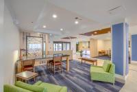 Ein Sitzbereich in der Unterkunft Holiday Inn Express Hotel &amp; Suites Gulf Shores by IHG