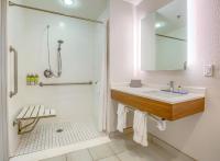 ein Badezimmer mit Waschbecken und Dusche in der Unterkunft Holiday Inn Express Hotel &amp; Suites Gulf Shores by IHG in Gulf Shores