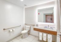ein Badezimmer mit Toilette, Waschbecken und Spiegel in der Unterkunft Holiday Inn Express Hotel &amp; Suites Gulf Shores by IHG in Gulf Shores