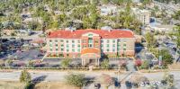 eine Luftansicht eines großen Gebäudes mit rotem Dach in der Unterkunft Holiday Inn Express Hotel &amp; Suites Gulf Shores by IHG in Gulf Shores