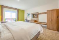 ein Schlafzimmer mit großem Bett und Flachbildfernseher in der Unterkunft Holiday Inn Express Hotel &amp; Suites Gulf Shores by IHG in Gulf Shores