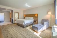 Ein Bett oder Betten in einem Zimmer der Unterkunft Holiday Inn Express Hotel &amp; Suites Gulf Shores by IHG
