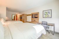 Ein Bett oder Betten in einem Zimmer der Unterkunft Holiday Inn Express Hotel &amp; Suites Gulf Shores by IHG